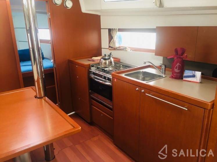 Oceanis 38.1 - Yacht Charter Sailica