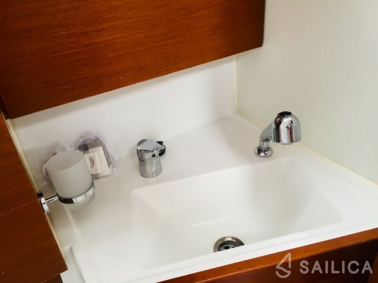 Oceanis 38.1 - Yacht Charter Sailica