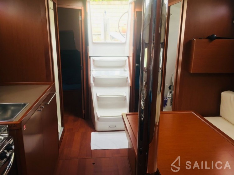 Oceanis 38.1 - Yacht Charter Sailica