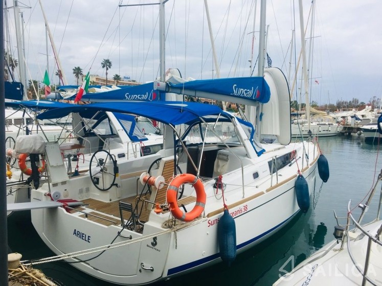 Oceanis 38.1 - Yacht Charter Sailica
