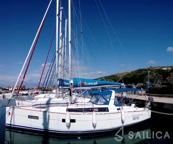 Oceanis 38 - Yacht Charter Sailica