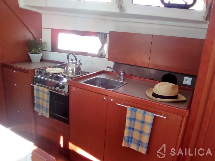 Oceanis 38 - Yacht Charter Sailica
