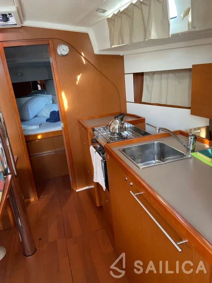 Oceanis 38 - Yacht Charter Sailica