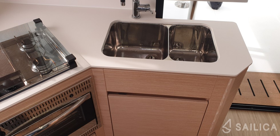 Nautitech 40 open NEW - 4 + 2 cab. - Yacht Charter Sailica