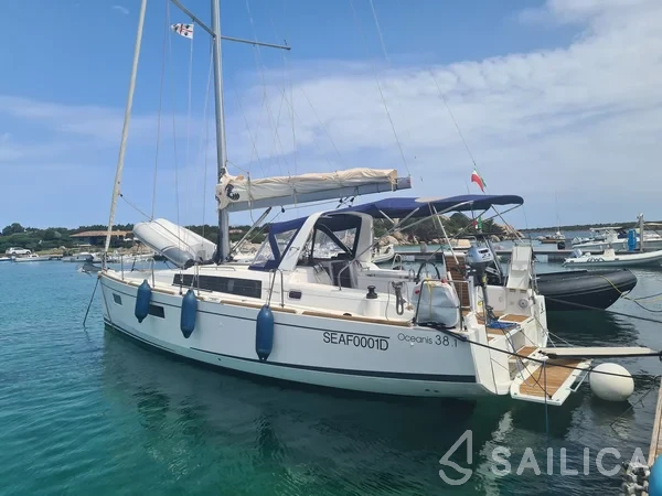 Oceanis 38.1 - Yacht Charter Sailica