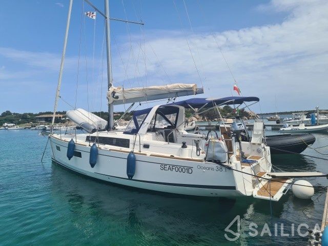 Oceanis 38.1 - Yacht Charter Sailica
