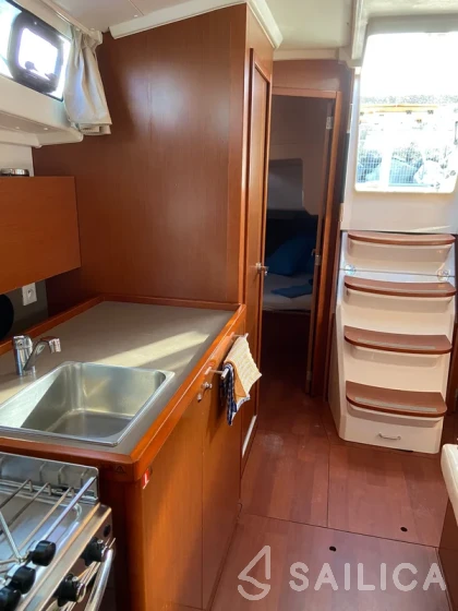 Oceanis 38.1 - Yacht Charter Sailica