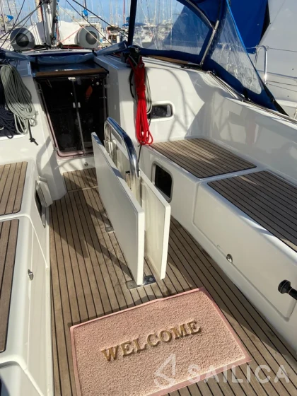 Oceanis 38.1 - Yacht Charter Sailica