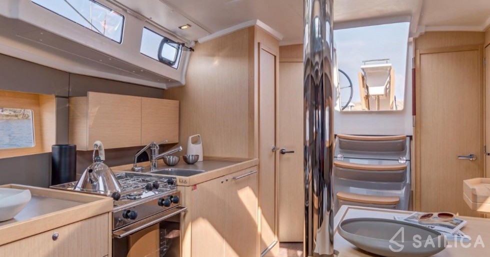 Oceanis 38.1 - Yacht Charter Sailica