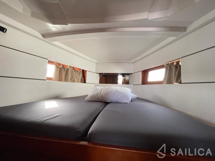 Oceanis 38 - Yacht Charter Sailica