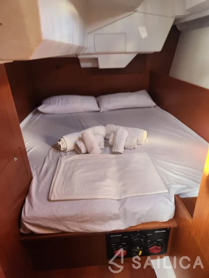 Oceanis 38 - Yacht Charter Sailica