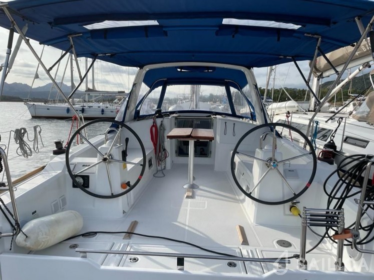 Oceanis 38 - Yacht Charter Sailica