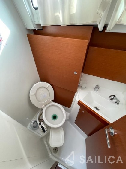 Oceanis 38 - Yacht Charter Sailica