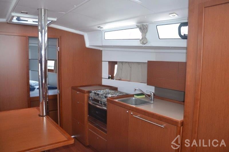 Oceanis 38.1 - Yacht Charter Sailica