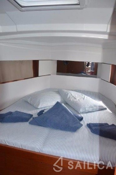 Oceanis 38.1 - Yacht Charter Sailica