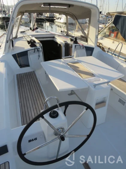 Oceanis 38 - Yacht Charter Sailica