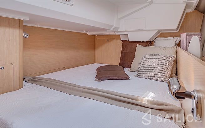 Oceanis 38 - Yacht Charter Sailica