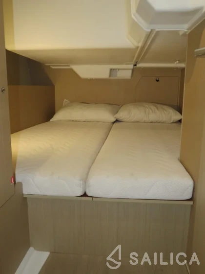 Oceanis 38 - Yacht Charter Sailica