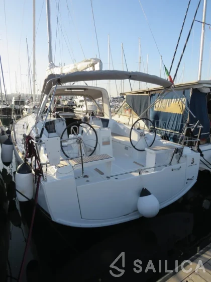 Oceanis 38 - Yacht Charter Sailica