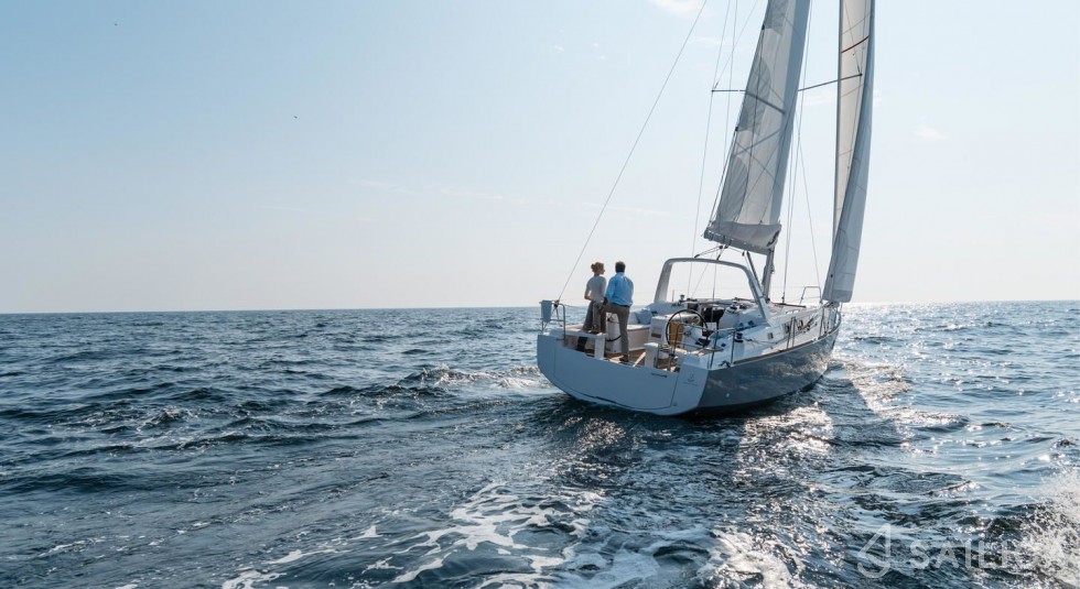 Oceanis 38 - Yacht Charter Sailica