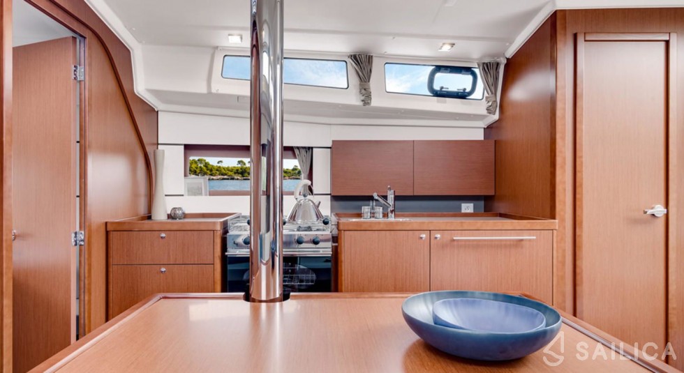 Oceanis 38 - Yacht Charter Sailica