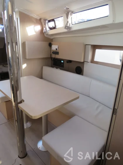 Oceanis 38 - Yacht Charter Sailica