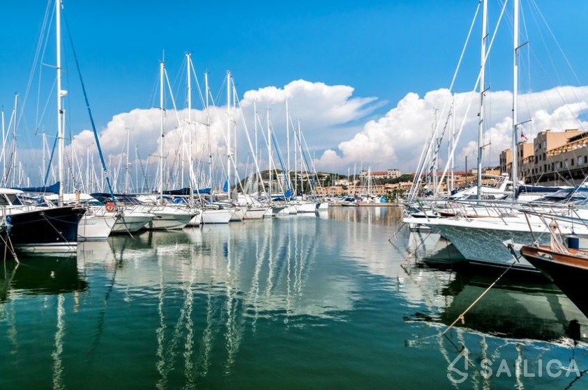 Oceanis 38.1 - Yacht Charter Sailica