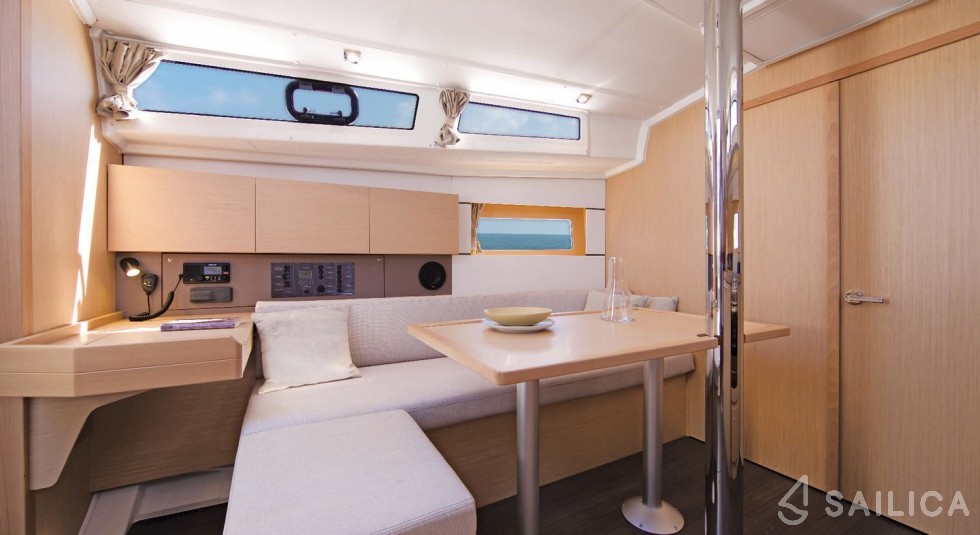 Oceanis 38.1 - Yacht Charter Sailica