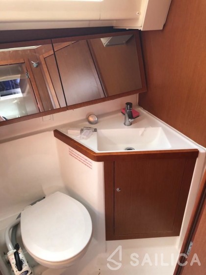 Oceanis 41.1 - Yacht Charter Sailica