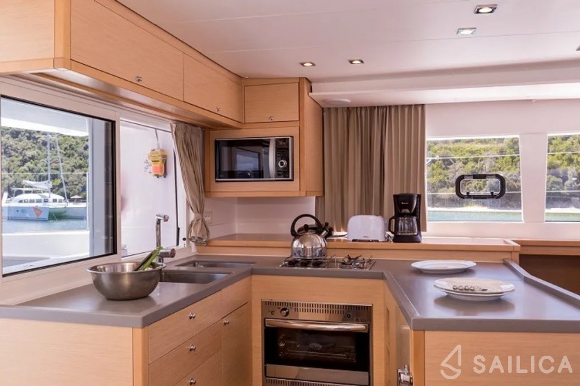 Lagoon 450  Flybridge - Yacht Charter Sailica