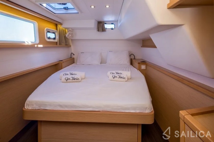 Lagoon 450  Flybridge - Yacht Charter Sailica