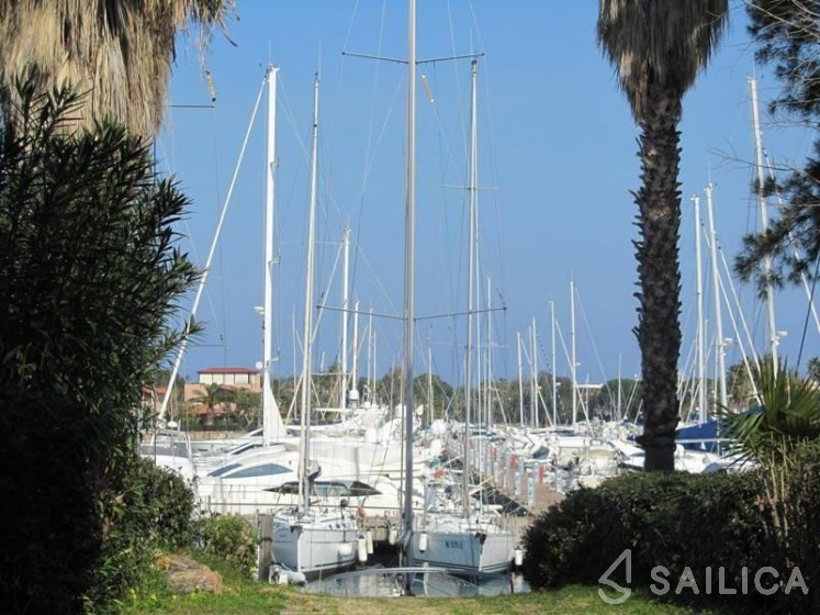 Oceanis 41.1 - Yacht Charter Sailica