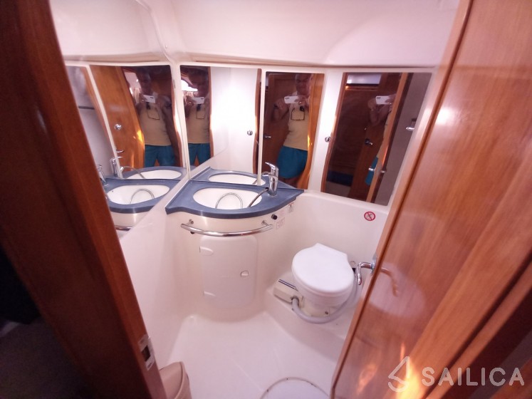 Bavaria 42 - Yacht Charter Sailica