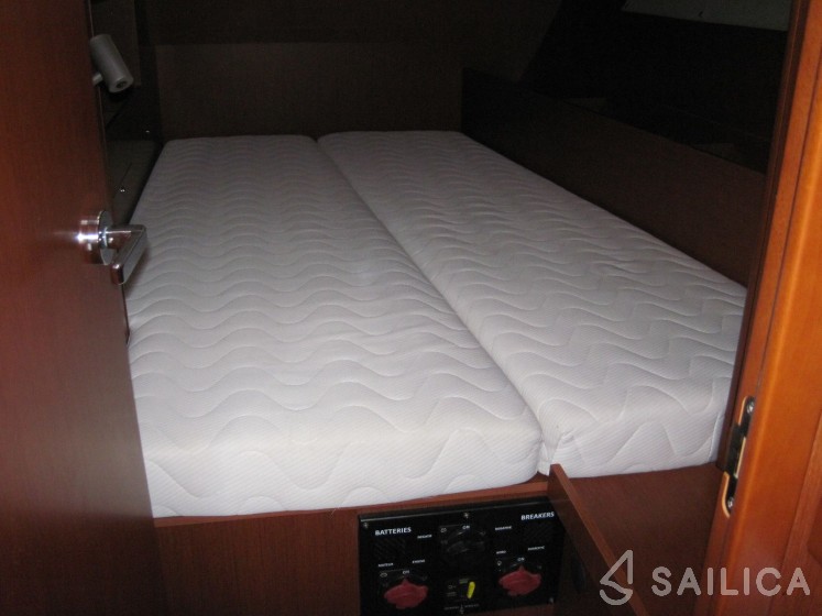 Oceanis 41.1 - Yacht Charter Sailica