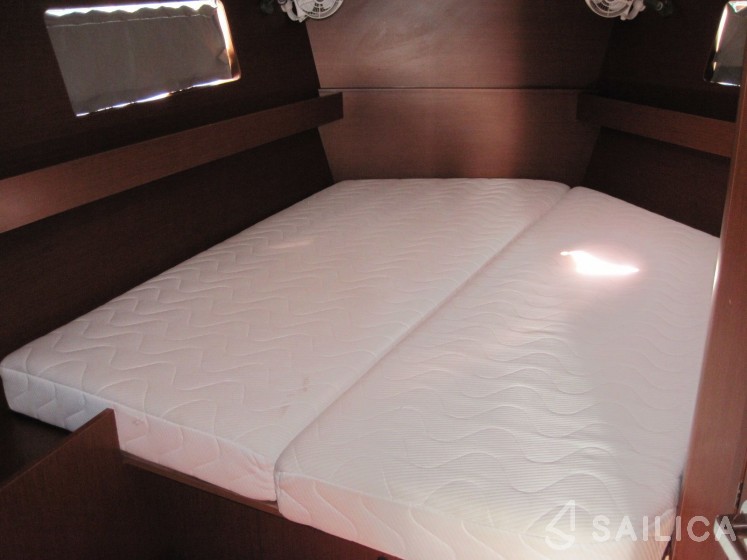 Oceanis 41.1 - Yacht Charter Sailica