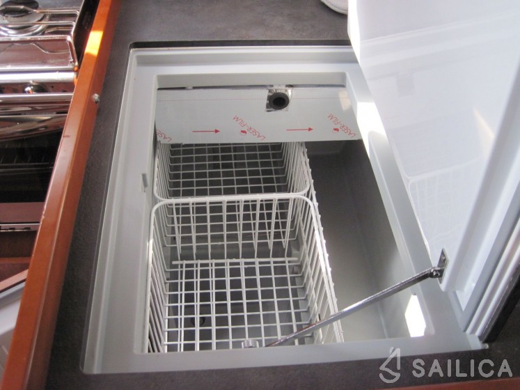 Oceanis 41.1 - Yacht Charter Sailica