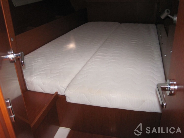 Oceanis 41.1 - Yacht Charter Sailica