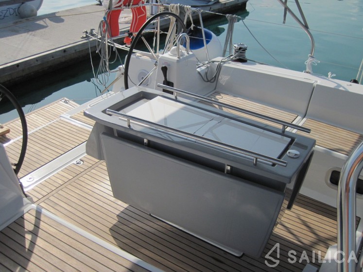 Oceanis 41.1 - Yacht Charter Sailica