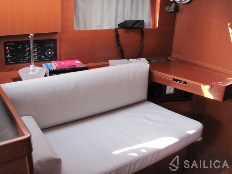 Oceanis 41.1 - Yacht Charter Sailica