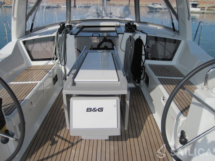 Oceanis 41.1 - Yacht Charter Sailica