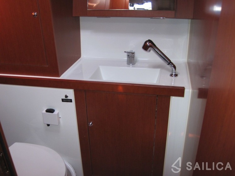 Oceanis 41.1 - Yacht Charter Sailica