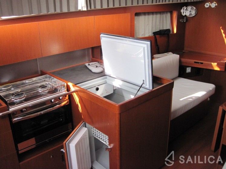 Oceanis 41.1 - Yacht Charter Sailica