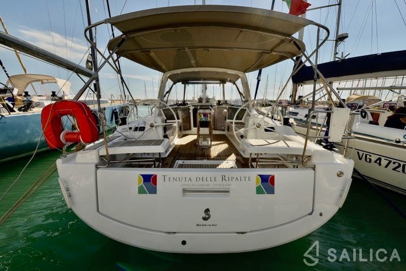 Oceanis 41.1 - Yacht Charter Sailica