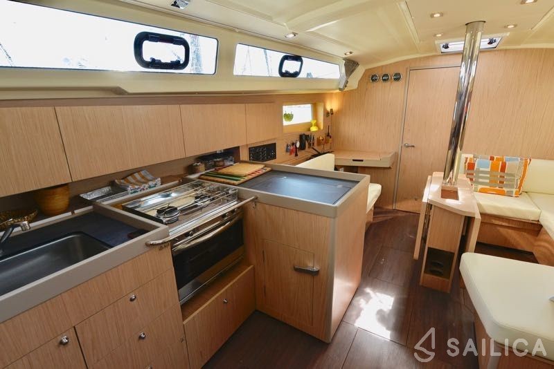 Oceanis 41.1 - Yacht Charter Sailica
