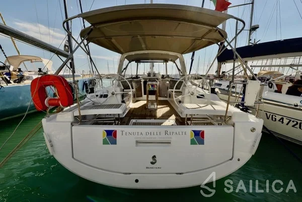 Oceanis 41.1 - Yacht Charter Sailica