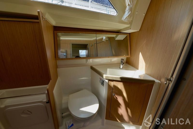 Oceanis 41.1 - Yacht Charter Sailica