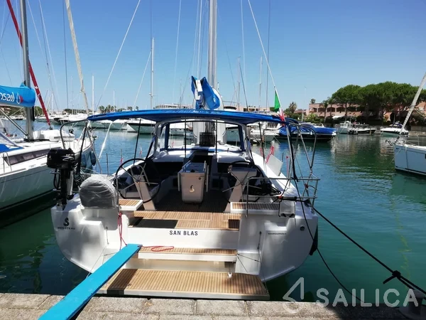 Oceanis 51.1 - Yacht Charter Sailica