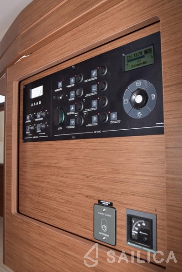 Lagoon 42 - Yacht Charter Sailica