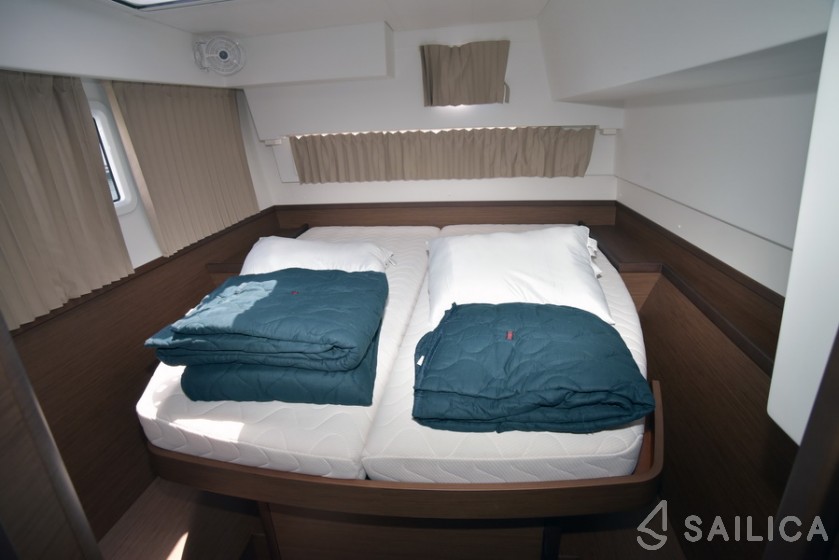 Lagoon 42 - Yacht Charter Sailica