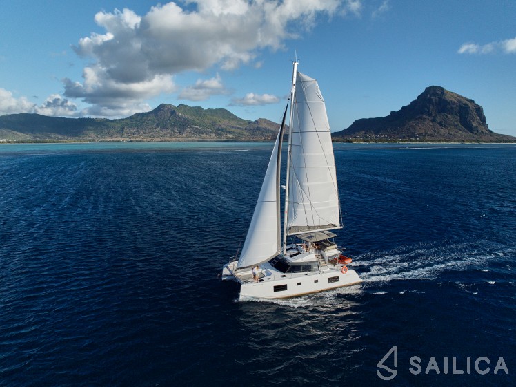 Nautitech 46 Fly - Yacht Charter Sailica